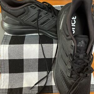 Men’s Adidas new size 12 men’s never worn bounce